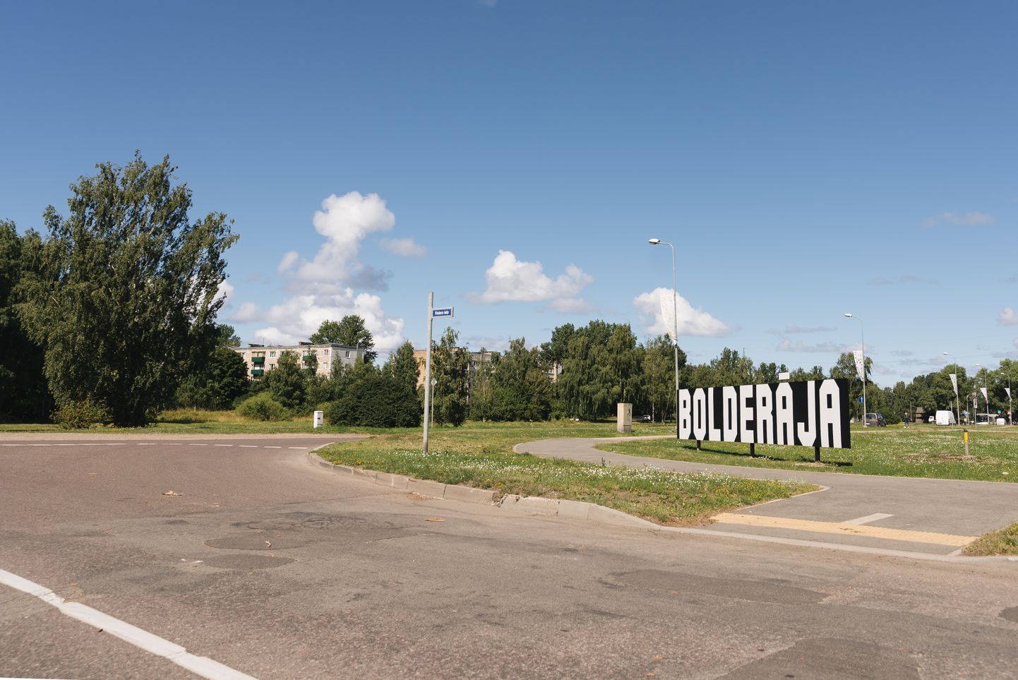 Bolderājā, Finiera ielas un Gaigalas ielas krustojumā pie Daugavgrīvas šosejas uzstādīta apkaimes vietzīme "Bolderāja"