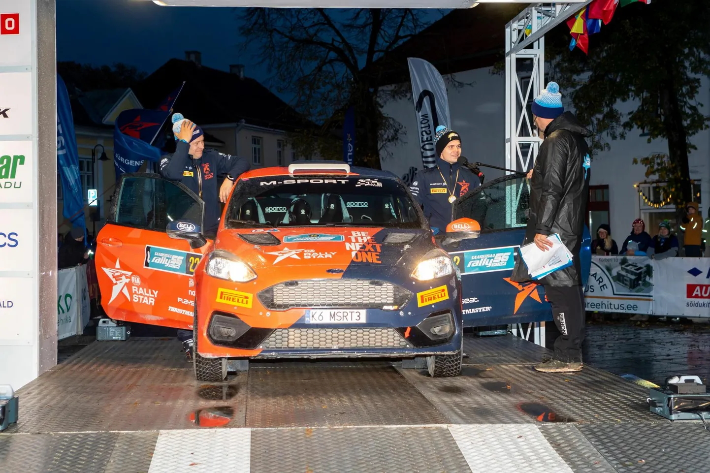 Romet Jürgenson (paremal) ja Siim Oja sõitsid vaatamata rehvi purunemisele end Rally Stari võistlussarja osalejate seas teisele kohale.