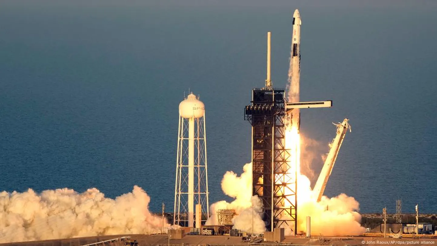 Старт ракеты-носителя Falcon 9.