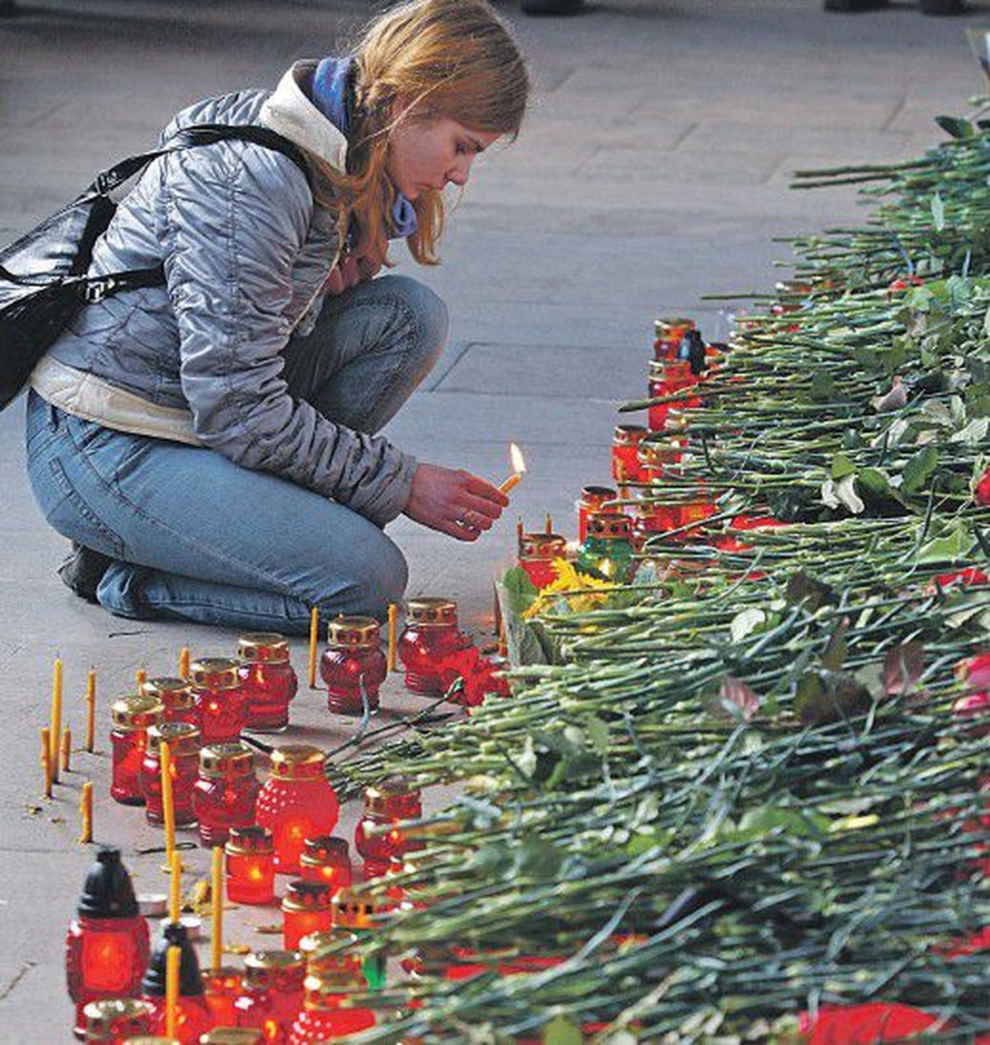 Белорусы зажигают свечи возле станции метро «Октябрьская» в память о жертвах взрыва, в результате которого 12 человек погибли, 149 человек получили ранения.