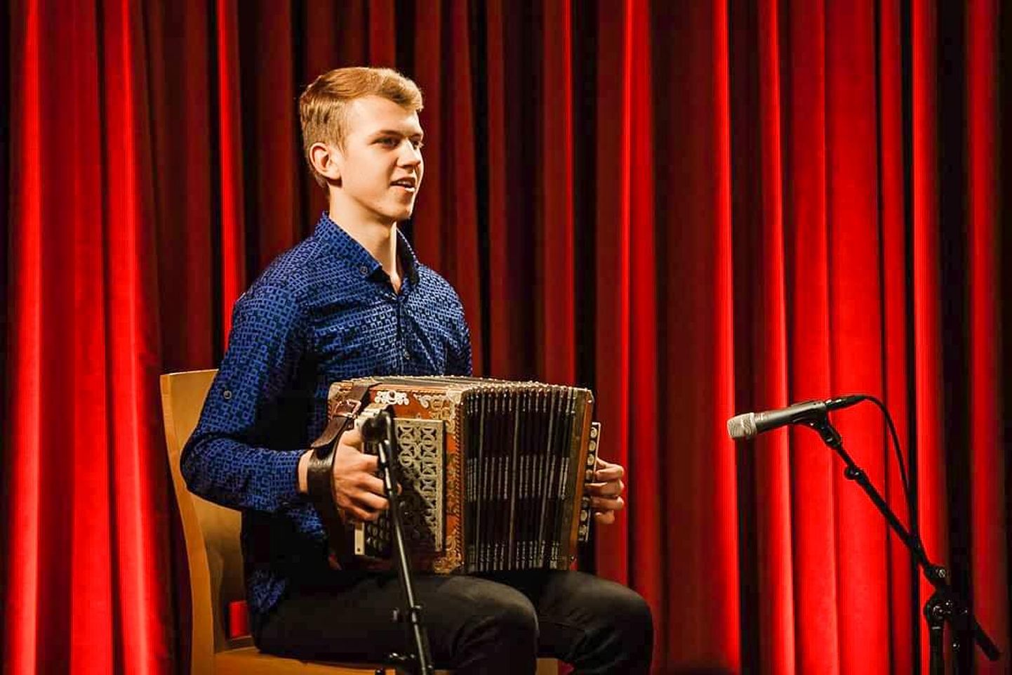 Rasmus Kadaja annab pärimusmuusika aidas esimese plaadiesitluskontserdi.