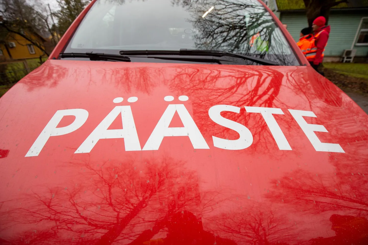 Päästjad valvasid autosse lõksu jäänud koera ja lapsi, kuni auto omanik varuvõtmete järel käis.