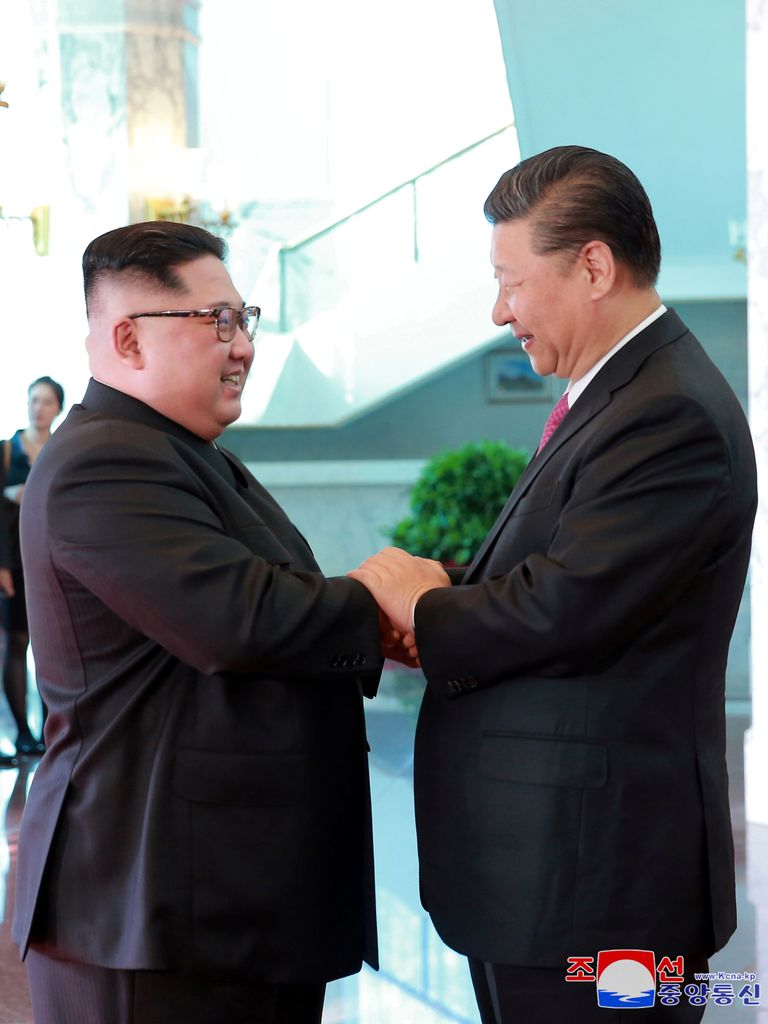 Kim Jong-un (vasakul) ja Xi Jinping.