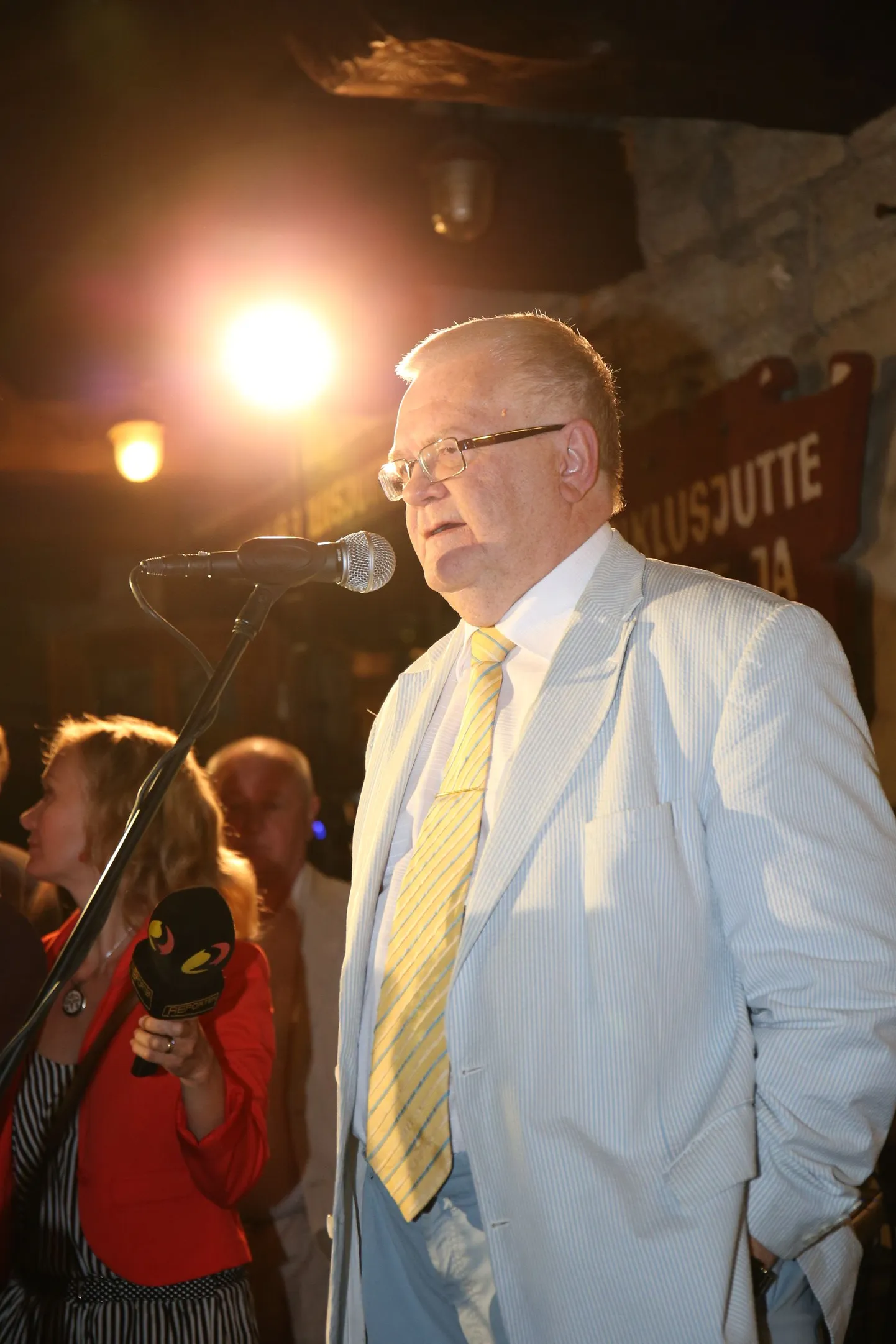 Edgar Savisaar pidas Keskerakonnale pärast valimistulemuste saabumist kõne Tallinna pubis Seiklusjutte Maalt ja Merelt.