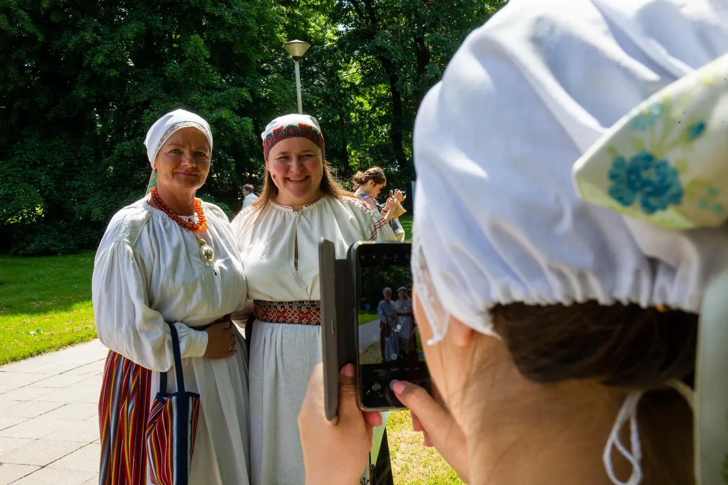 Marina Paddar (vasakul) ja Kadri Riives enda õmmeldud rahvarõivastes.