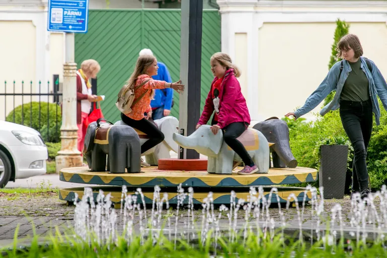 Pärnu südalinnas Lastepargis mudilasi rõõmustanud  elevantidega karussell kolib uude kohta.