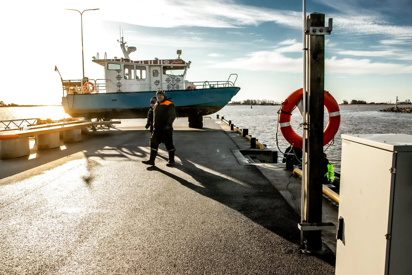 Generaator hoiab käigus Manija saare sadama, et elektri puudumisel saaksid praamid silduda.