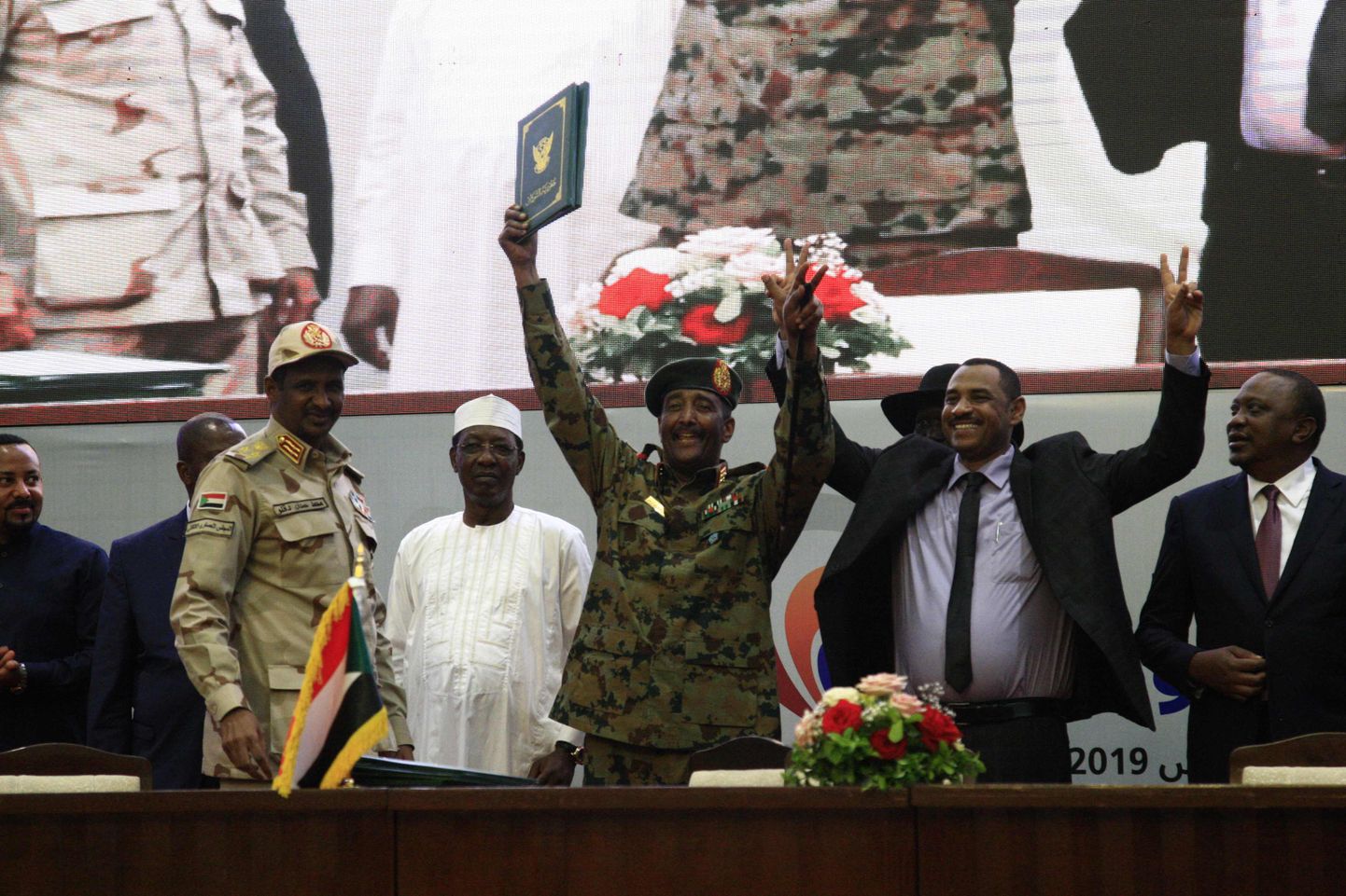 Sudaani sõjaväenõukogu ja protestijuhid allkirjastasid võimu ülemineku leppe.