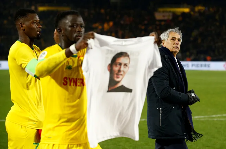 FC Nantes'i mängijad ja mänedžer Vahid Halilhodzic mälestamas Emiliano Salad
