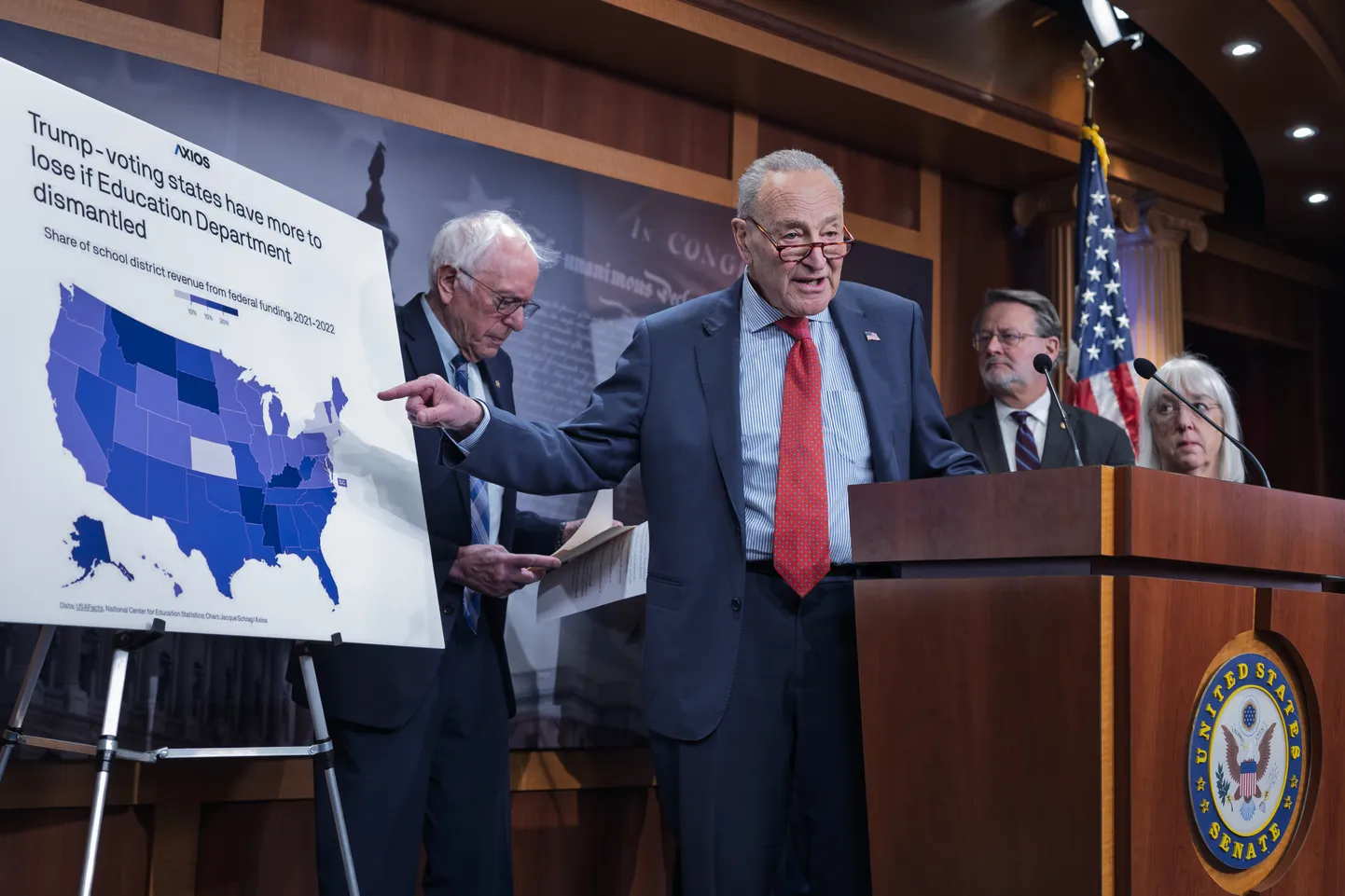 USA senati vähemuse liider, New Yorgi osariigi demokraat Chuck Schumer ja tema mõtte- ning parteikaaslased (vasakult sõltumatu Vermonti senaator Bernie Sanders, Michiganist demokraat Gary Peters ja Washingtonist demokraat Patty Murray) kritiseerivad sel 6. märtsil tehtud fotol president Donald Trumpi kava eest sulgeda haridusministeerium.
