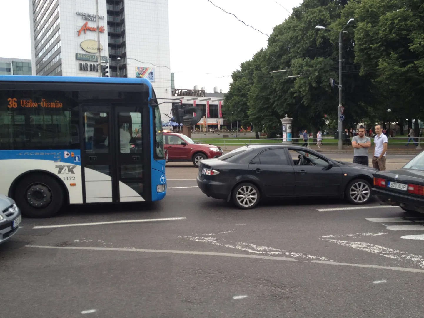 Viru ringil sõitis liinibuss tavasõidukite jaoks mõeldud sõidurajal sõiduautole otsa.