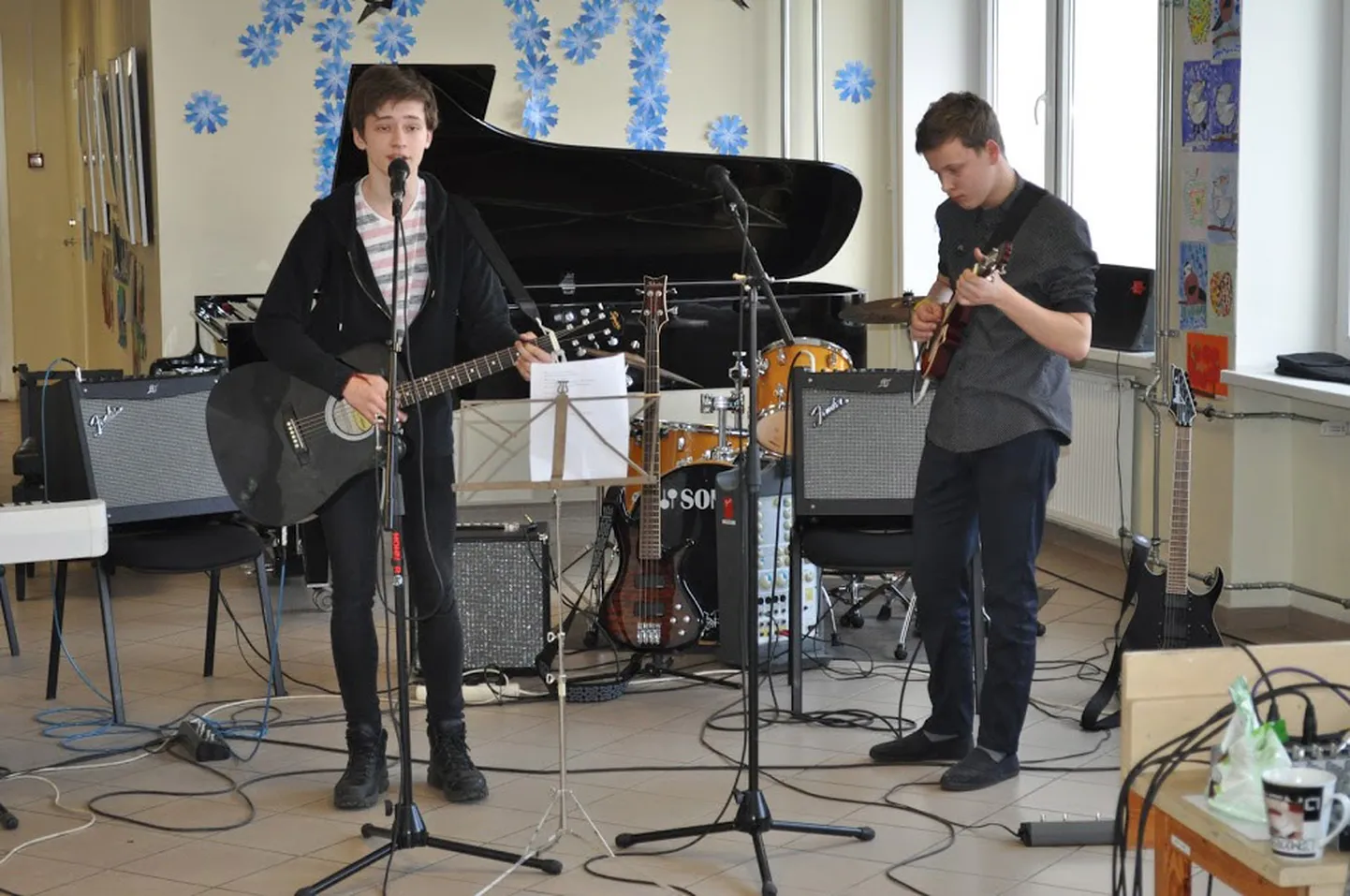 Междугородный творческий дуэт "E-Chords": Максим Анфимов и Алекс Отт покорили публику оригинальными инструментами и своими аранжировками.