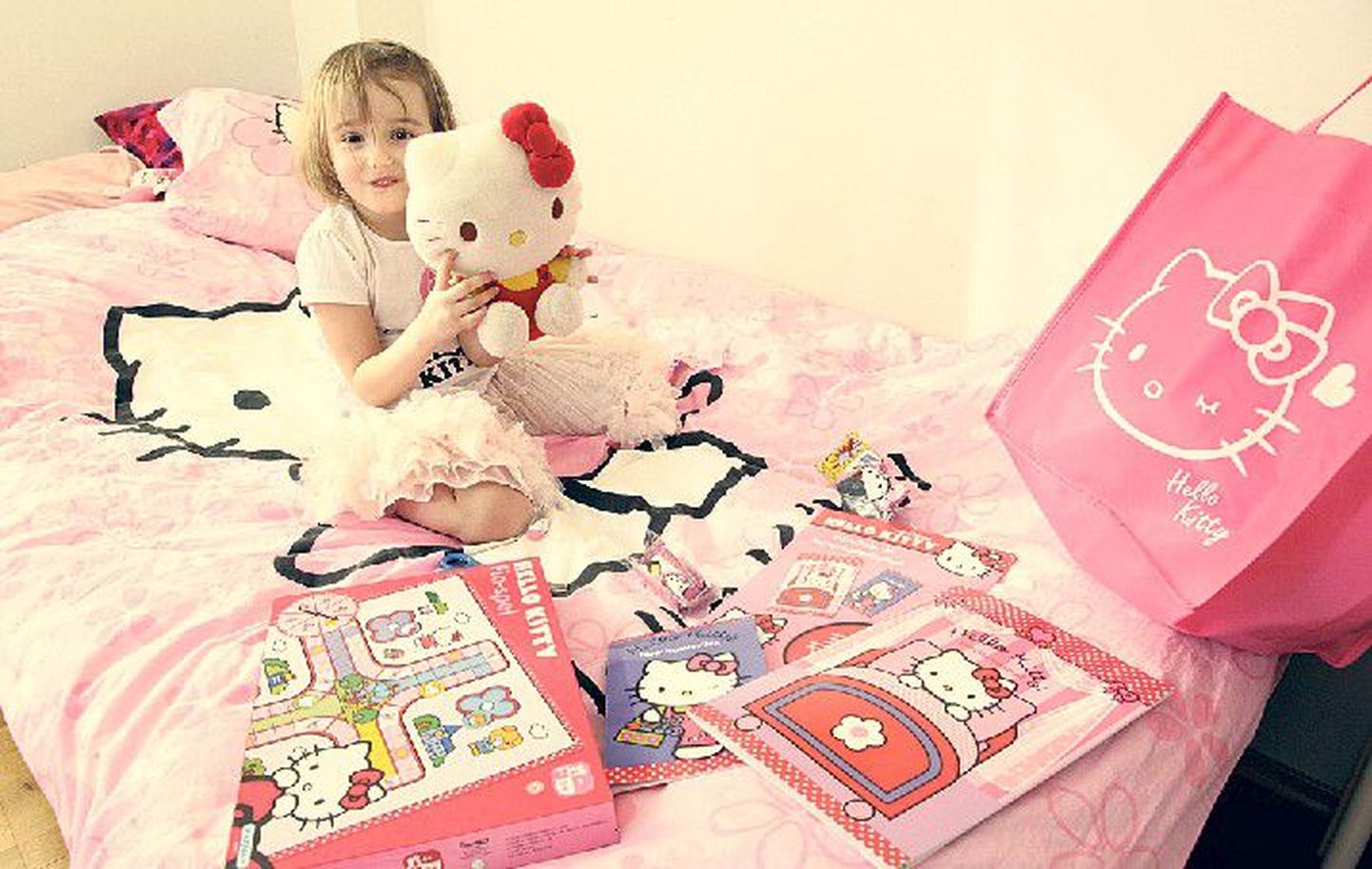 Kittyde keskel: Mia-Maria (4) fännab Kitty White’i, Hello Kitty voodis saab kiisu kaissu võtta ja mängida.