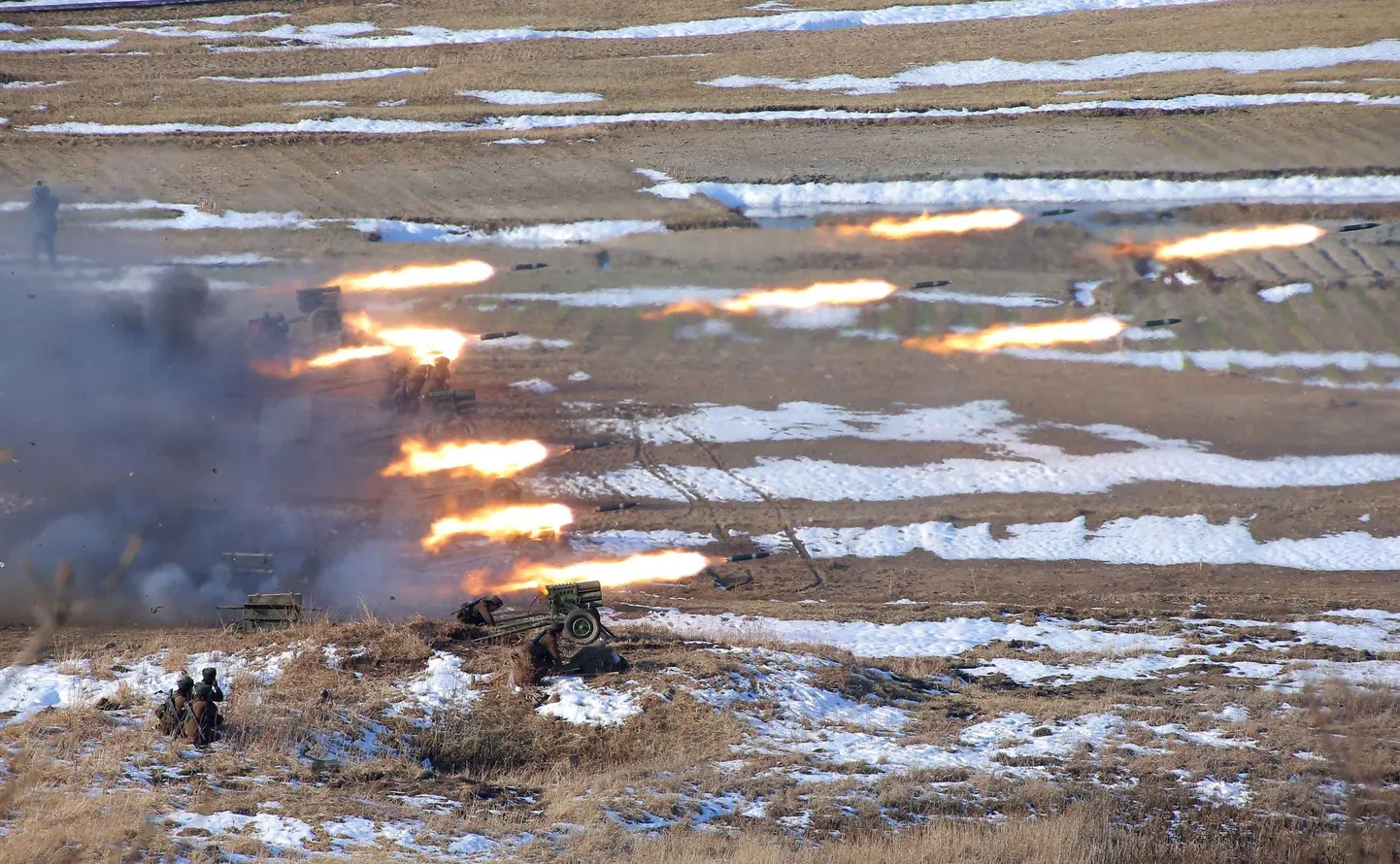 Korea Rahvaarmee ja laevastiku ühisõppus. Fotol maavägede rünnak sihtmärkide pihta.