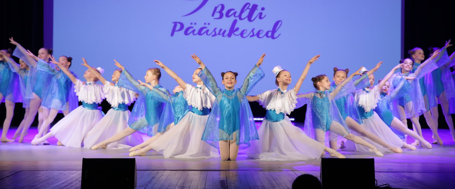 "Балтийские ласточки" открыл нежным танцем столичный танцевальный театр "Полли", благодаря которому и родилась традиция.