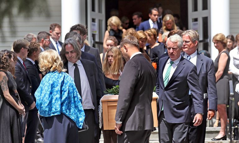 Courtney Kennedy Hill (sinise salliga) ja Paul Michael Hill (paremal kandmas kirstu) oma tütre Saoirse Kennedy Hilli matusel