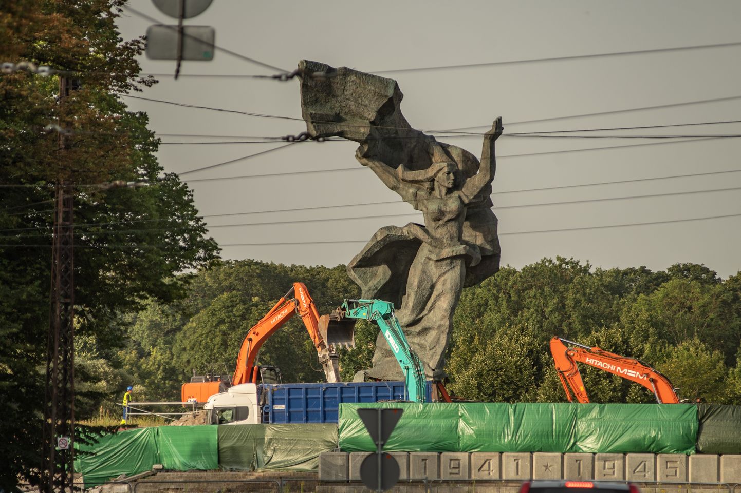 Okupantu pieminekļa laukumā Pārdaugavā demontēta sievietes tēla statuja