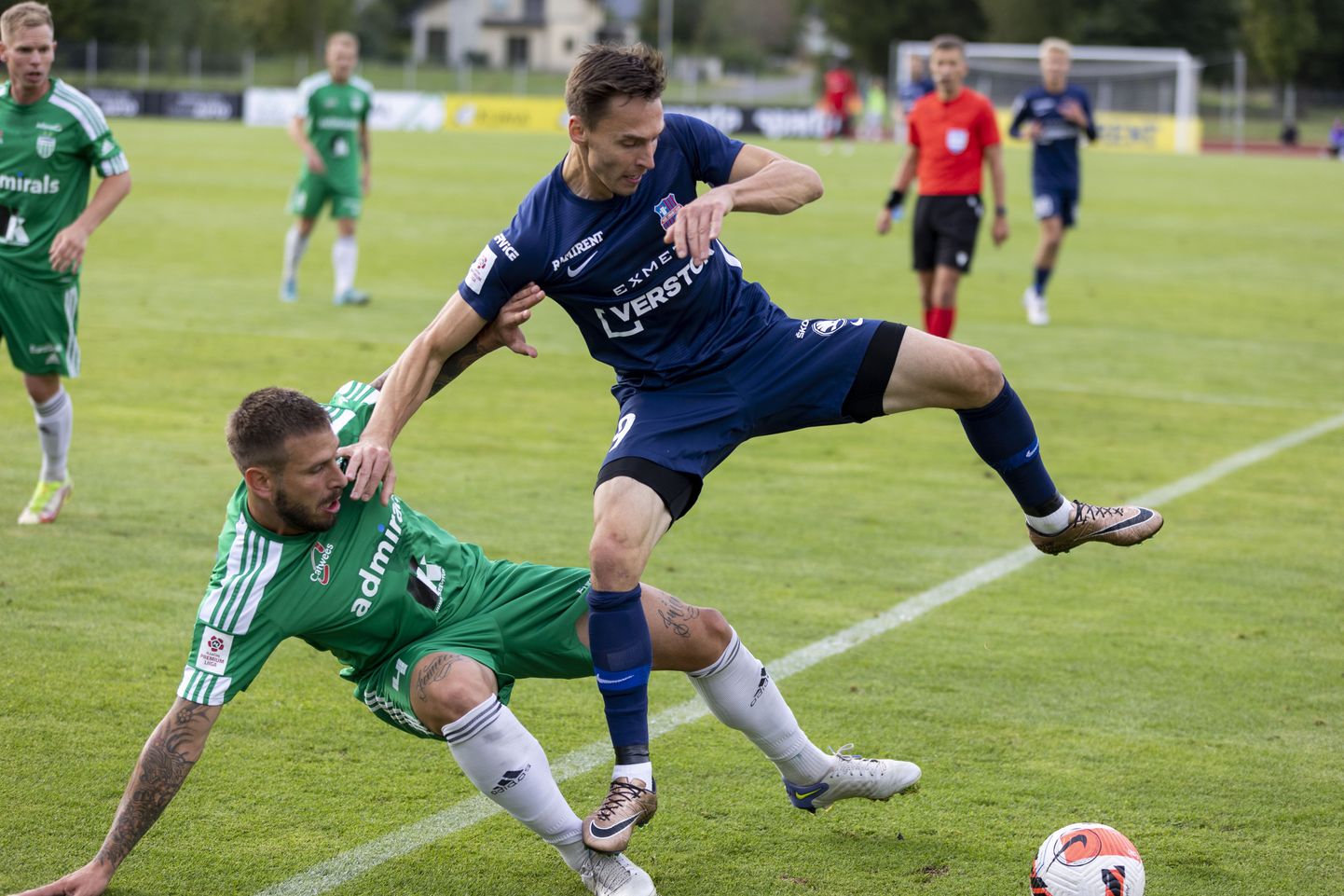 Paide Linnameeskonna (sinises) ja Tallinna FCI Levadia mängijad.