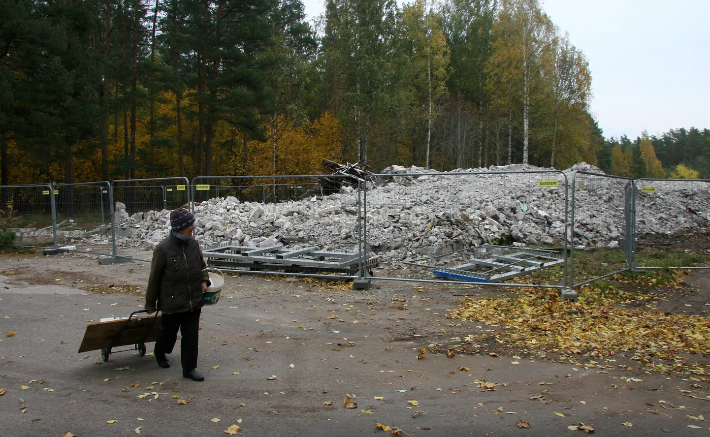Vana koolimaja varemeid silmitsedes valdavad Antonina Rjabkovat vastuolulised tunded. Omal ajal õppisid siin ka tema lapsed.