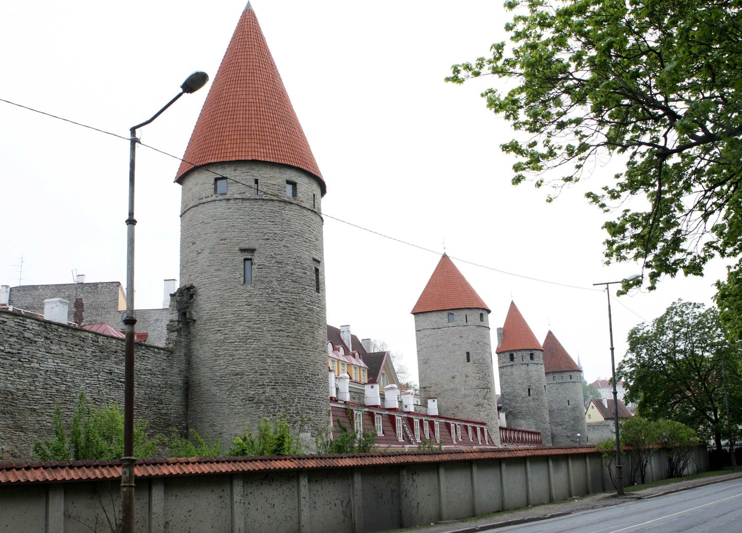 Linnamüür ja tornid Suurtüki tänava ääres.