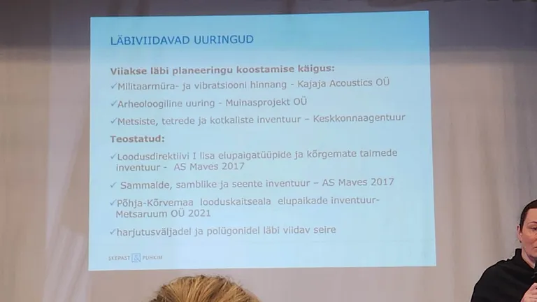Kolmapäeval on rahvamajja kogunenud paarsada inimest, kes ootavad oma küsimustele vastuseid. Pildil rahvamajas näidatav slaid, kus tutvustatakse läbiviidavaid uuringuid.