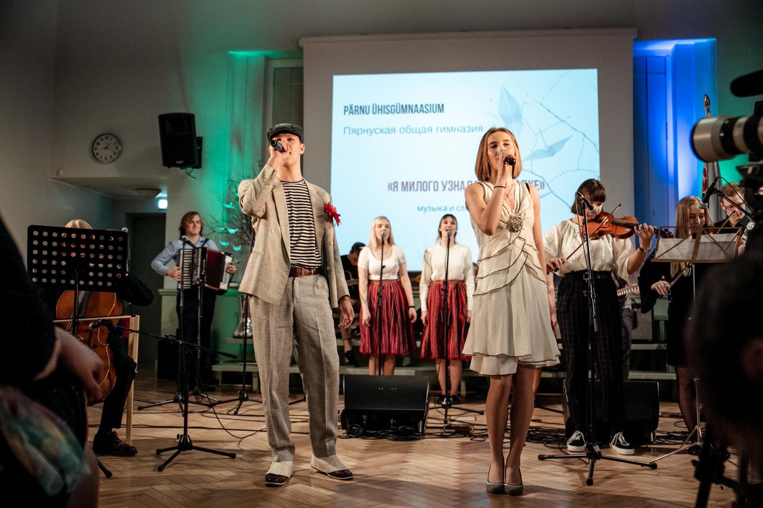 Laulufestivali korraldaja Pärnu ühisgümnaasium astus publiku ette venekeelse lauluga kallimast, kes tunti ära kõnnaku järgi.