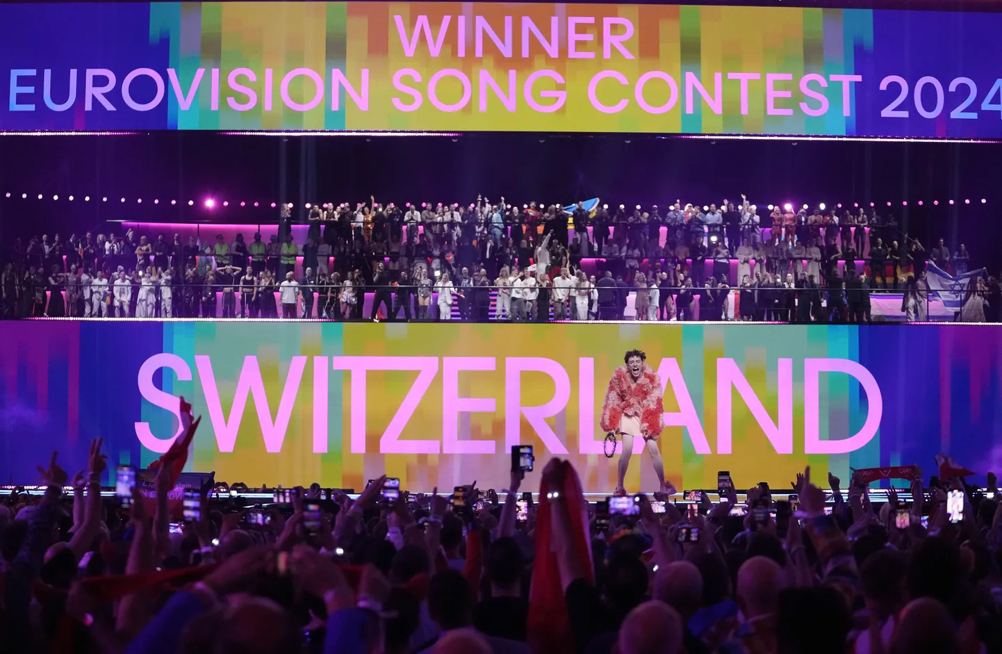 Šveitsi esindaja Nemo tähistamas võitu 2024. aasta Eurovisiooni lauluvõistluse finaalis.