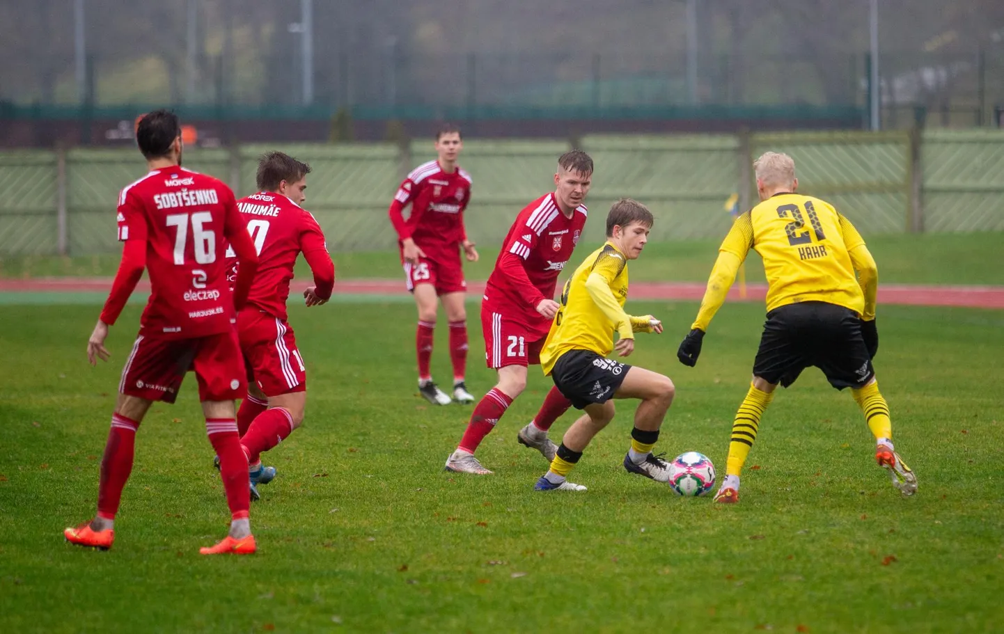 Ohtralt kiidusõnu jagas Viljandi Tuleviku peatreener Indrek Ilves meeskonna ühele nooremale mängijale Ingo Otile (number 90). Foto on tehtud 29. oktoobril, kui Tulevikul tuli tunnistada 0:5 kaotust Harju JK Laagrile.
