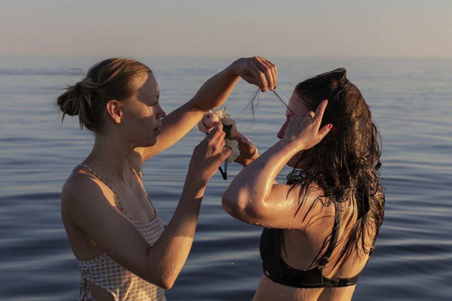 Tüdrukud Pärnu rannas. Juhendaja, Touko Hujaneni foto. 