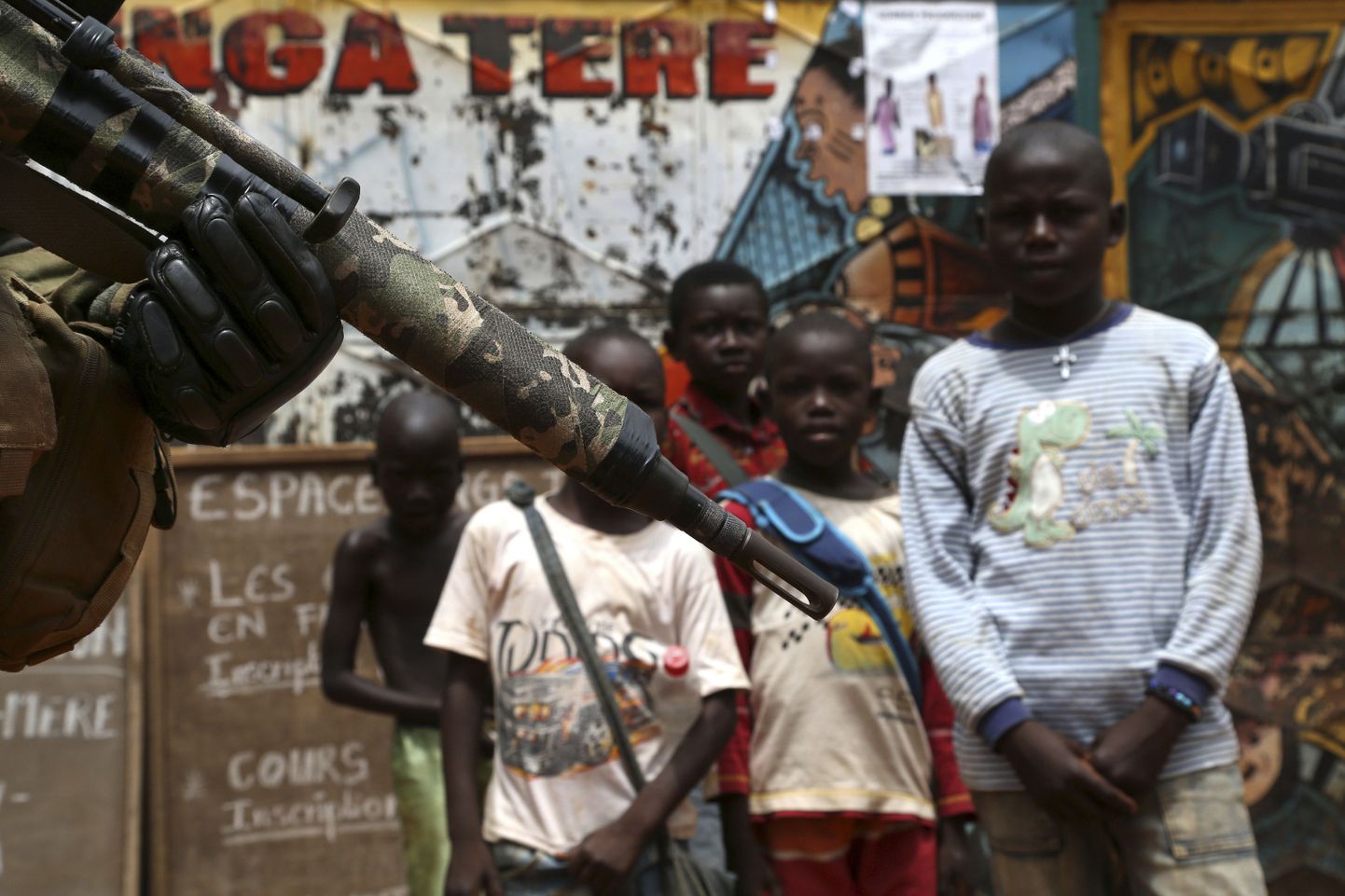 Euroopa Liidu rahuvalvaja patrullimas Bangui tänavatel Kesk-Aafrika vabariigis.