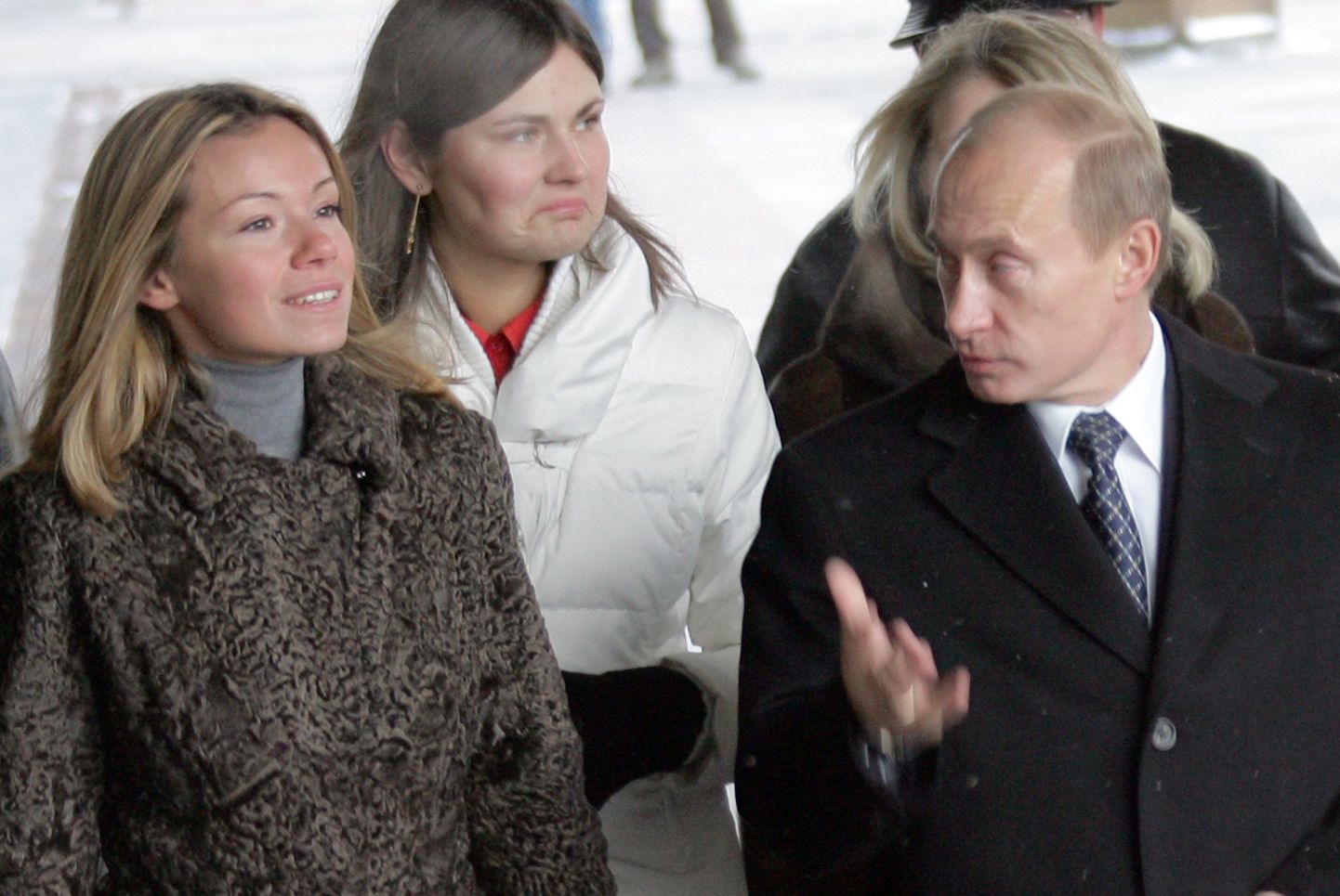 Venemaa president Vladimir Putin ja ta tütar Maria Putina 2. detsembril 2007 Moskvas sisenemas valimisjaokonda. Venemaal toimusid siis duuma valimised