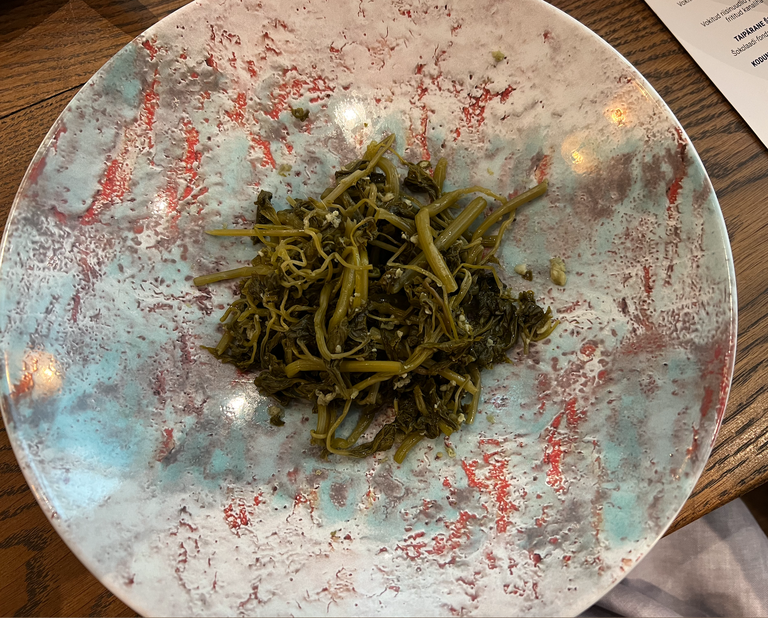 Ферментированная трава из Мустамяэ, которую собрал шеф-повар тайского ресторана. Главное – красивая тарелка.