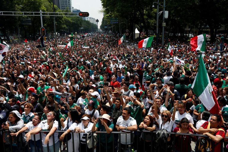 Mehhiklastest ja lõunakorealastest jalgpallifännid pidutsesid Mehhiko pealinnas Mexicos