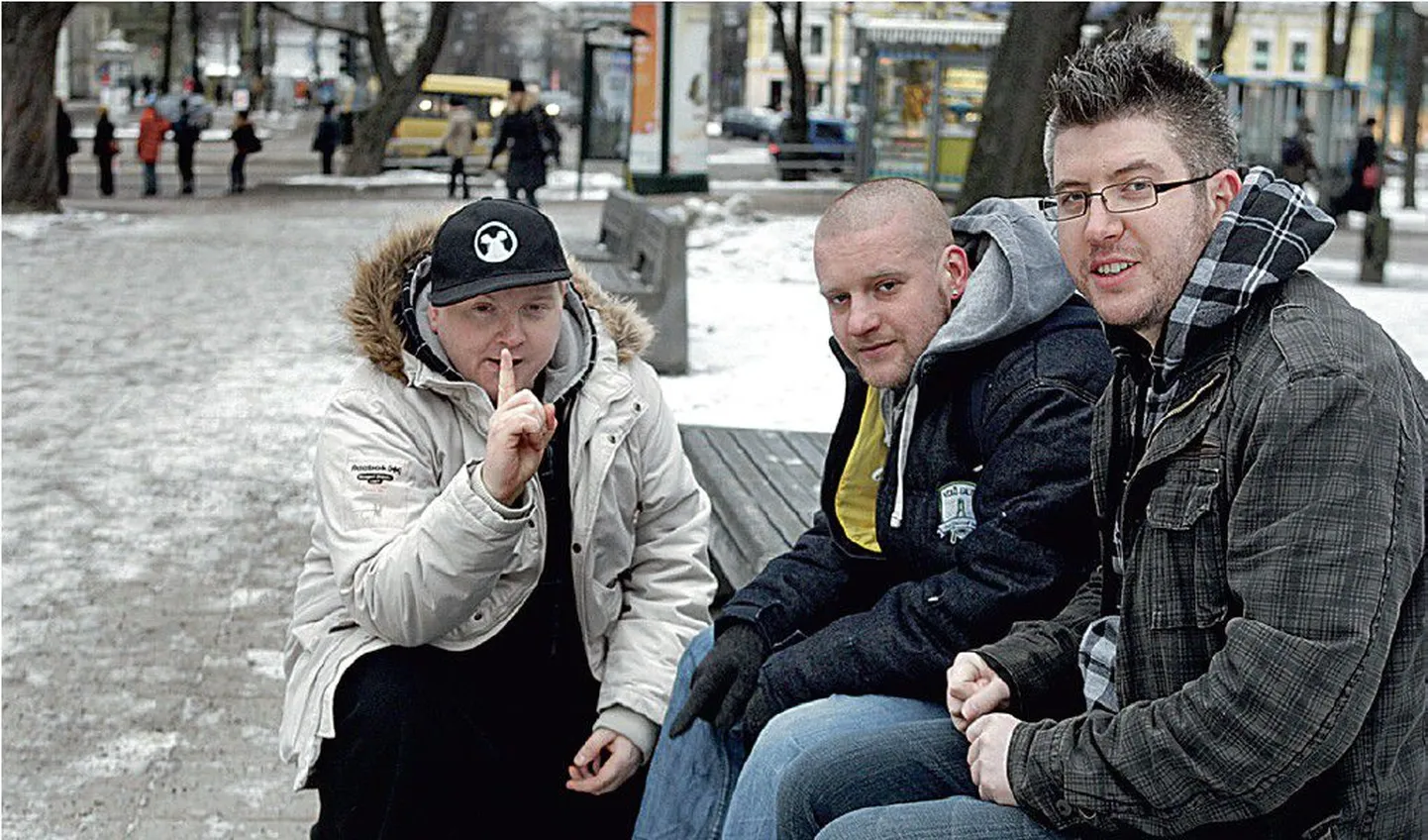 Alternatiivset klubimuusikat tegevate Def Räädu meeste Remi Pruali (vasakul) ja Arian Levini (paremal) vahel istub nende peamine koostööpartner Päär Päärenson ehk MC J.O.C.