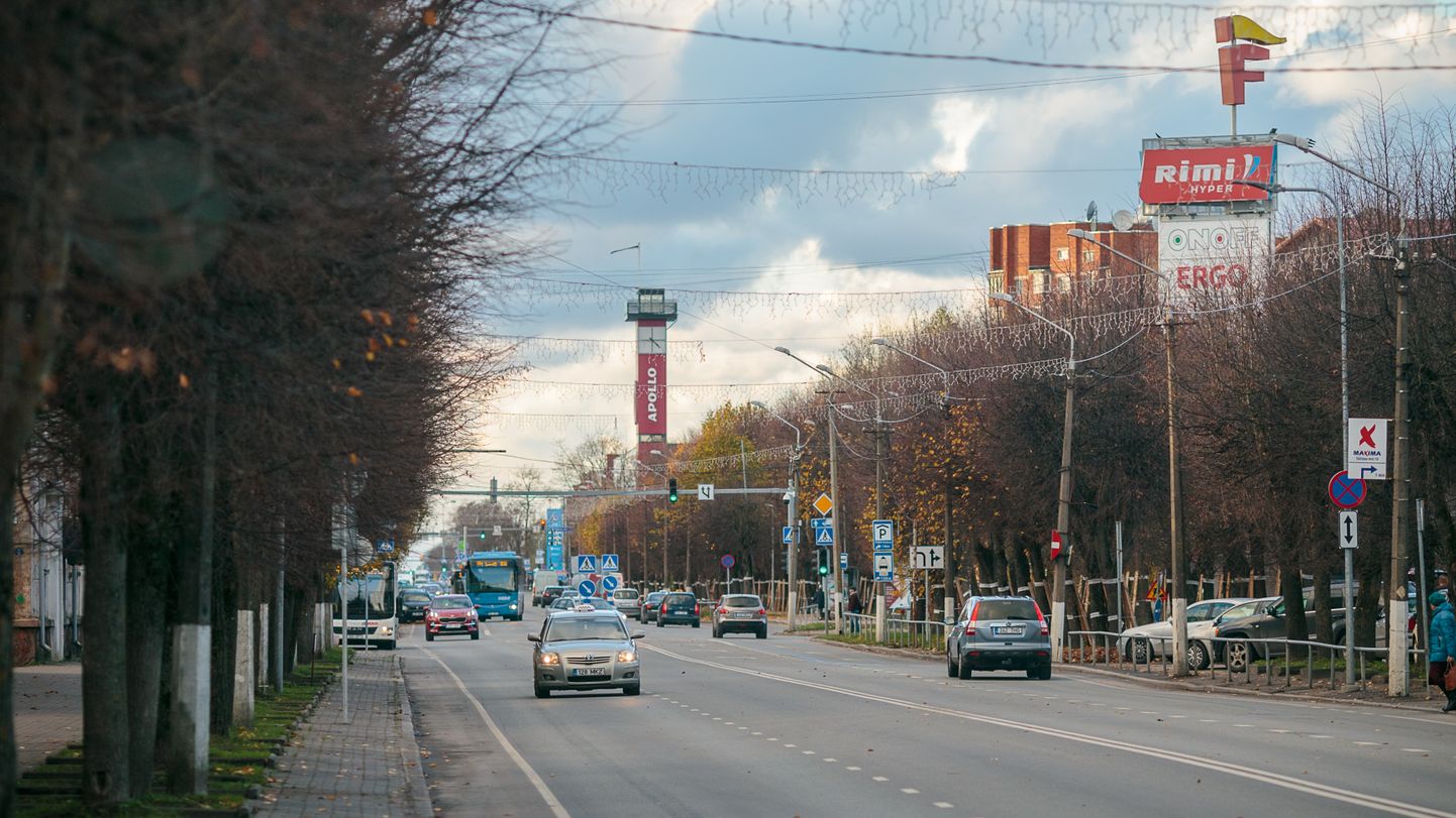 Таллиннское шоссе в центре Нарвы: лампы и опоры освещения, другие элементы уличной инфраструктуры, газоны и деревья давно и сильно устарели.