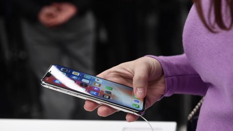 Известный аналитик предсказал, что Apple выпустит три новых iPhone в 2018 году