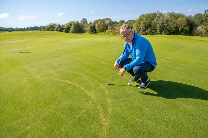Noored vandaalid kündsid üles Kuressaare golfiväljaku: 