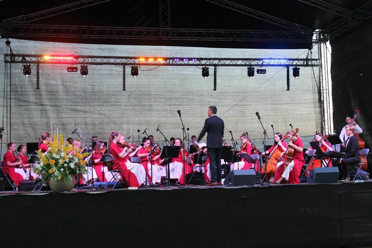 Võru muusikakooli orkester 2022. aastal esinemas.