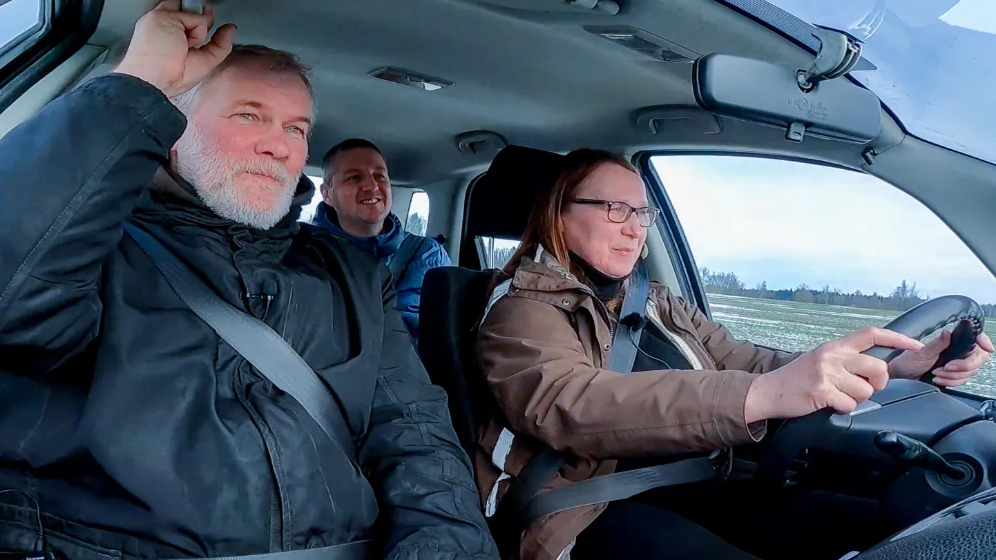 Autosõitu harjutava Piret Smagari (paremal) ja tema kõrval tarkuseteri jagava Hando Kuntro koostöö laabub: õpetaja juhib tähelepanu tähtsatele nüanssidele liikluses ning õpilane paneb need tarmukalt kõrva taha.