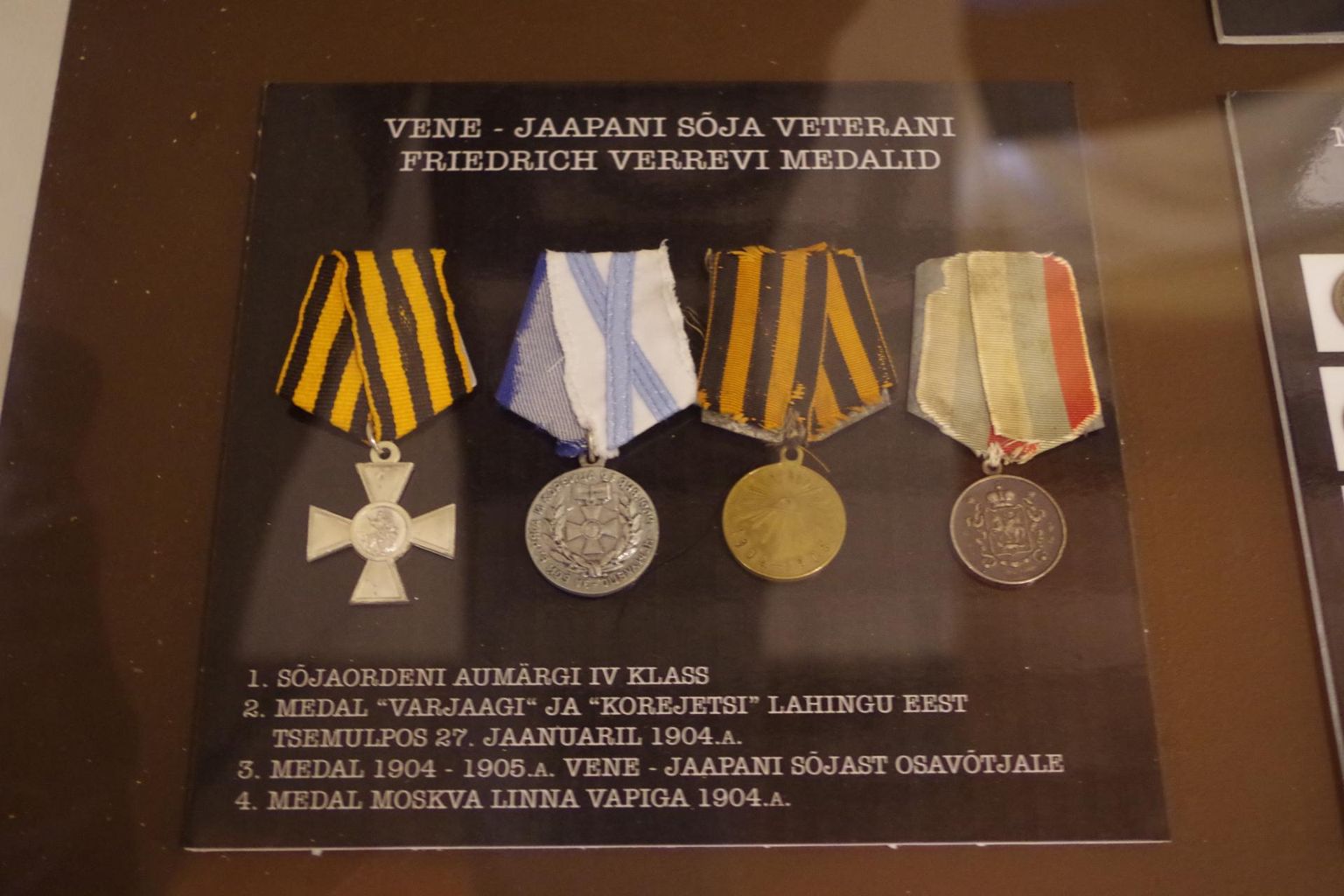 Võrumaa Muuseumis väljas olevatest Friedrich Verrevi ordenitest kaks vasakpoolset osutusid koopiateks.