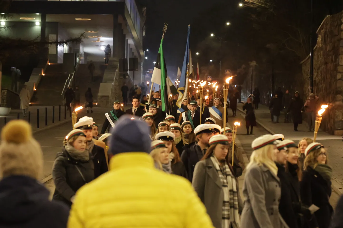 Rahvusülikooli 105. aastapäeva tõrvikurongkäik.