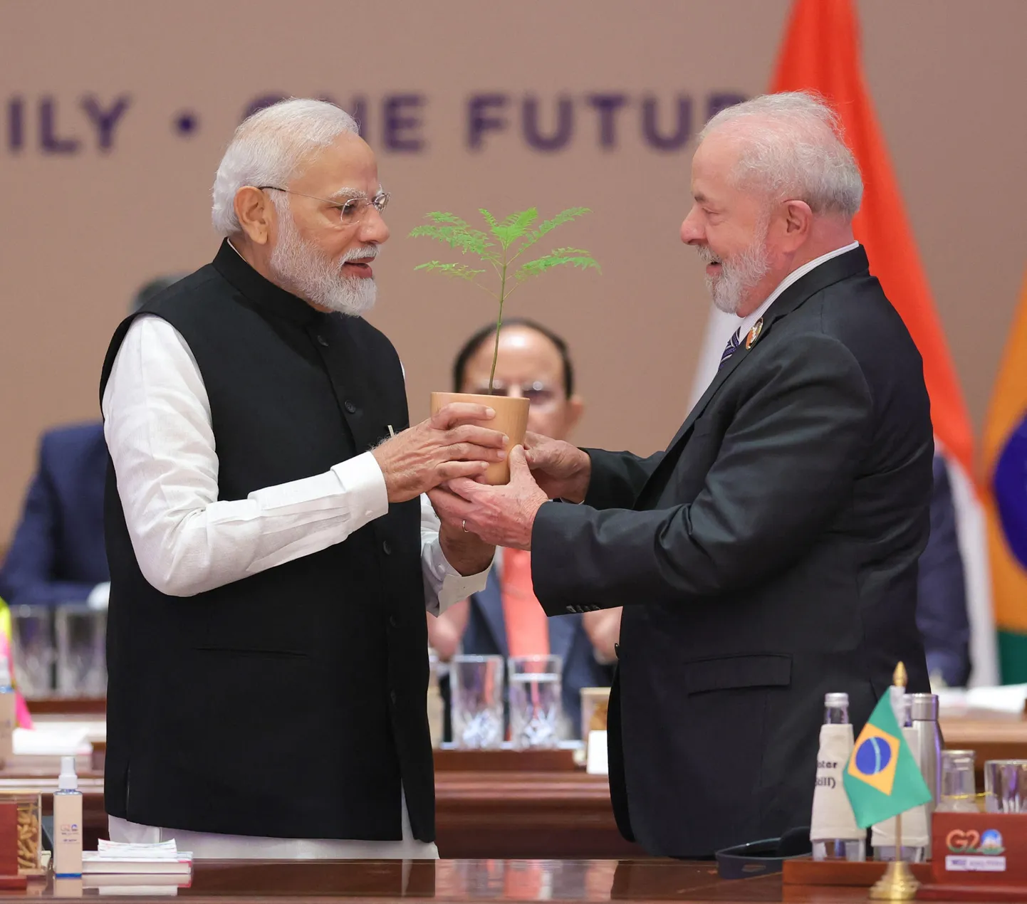 India peaminister Narendra Modi (vasakul) kingib Brasiilia presidendile Luiz Inácio Lula da Silvale taime.