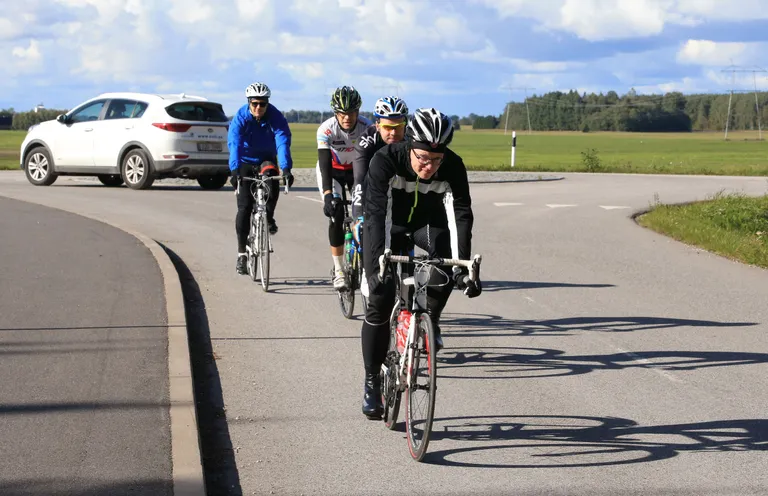 Riigihalduse minister Janek Mäggi (esiplaanil) vedamas rattasõitu Tartu külje alt Lõuna-Eestisse, kannul asekantsler Raigo Uukkivi, Postimehe ajakirjanik Priit Pullerits ja nõunik Risto Kask.