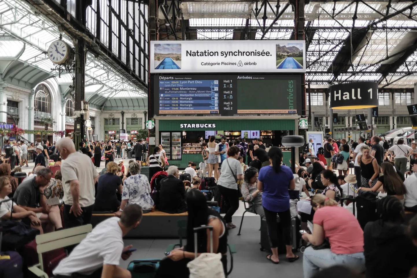 Reisijad ootamas Pariisi Gare de Lyoni rongijaamas rongiliikluse taastumist.