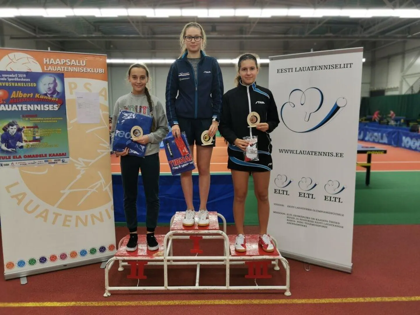 Vanemate tüdrukute konkurentsis saavutas laste GP-sarja Haapsalu etapil läänevirulastest Raili Nurga (keskel) võidu ja Anita Kostap (paremal) tuli kolmandaks.