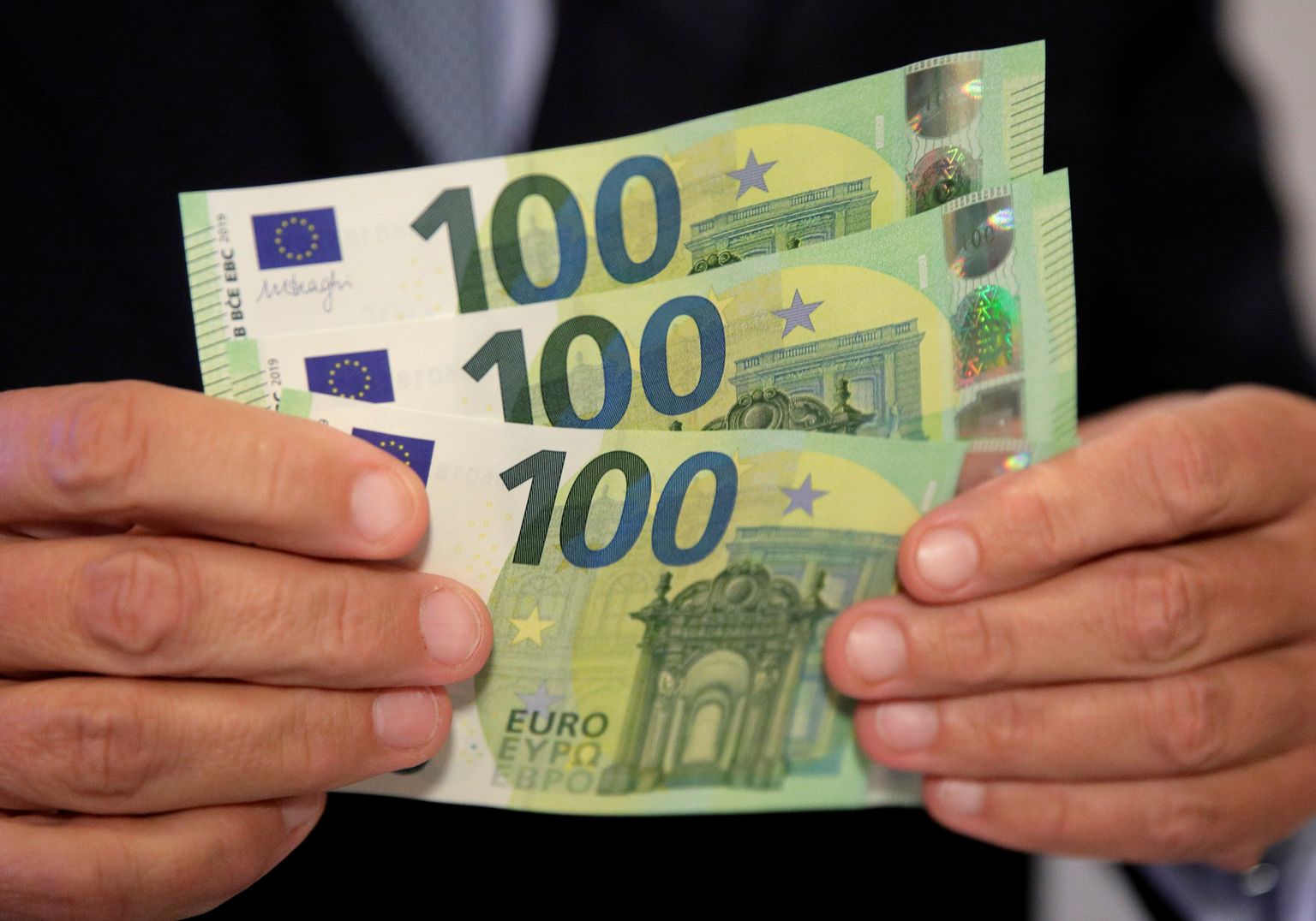 FILE PHOTO: An Austrian central bank official displays new 100 euro banknotes in Vienna, Austria, September 17, 2018. REUTERS/Heinz-Peter Bader/File Photo