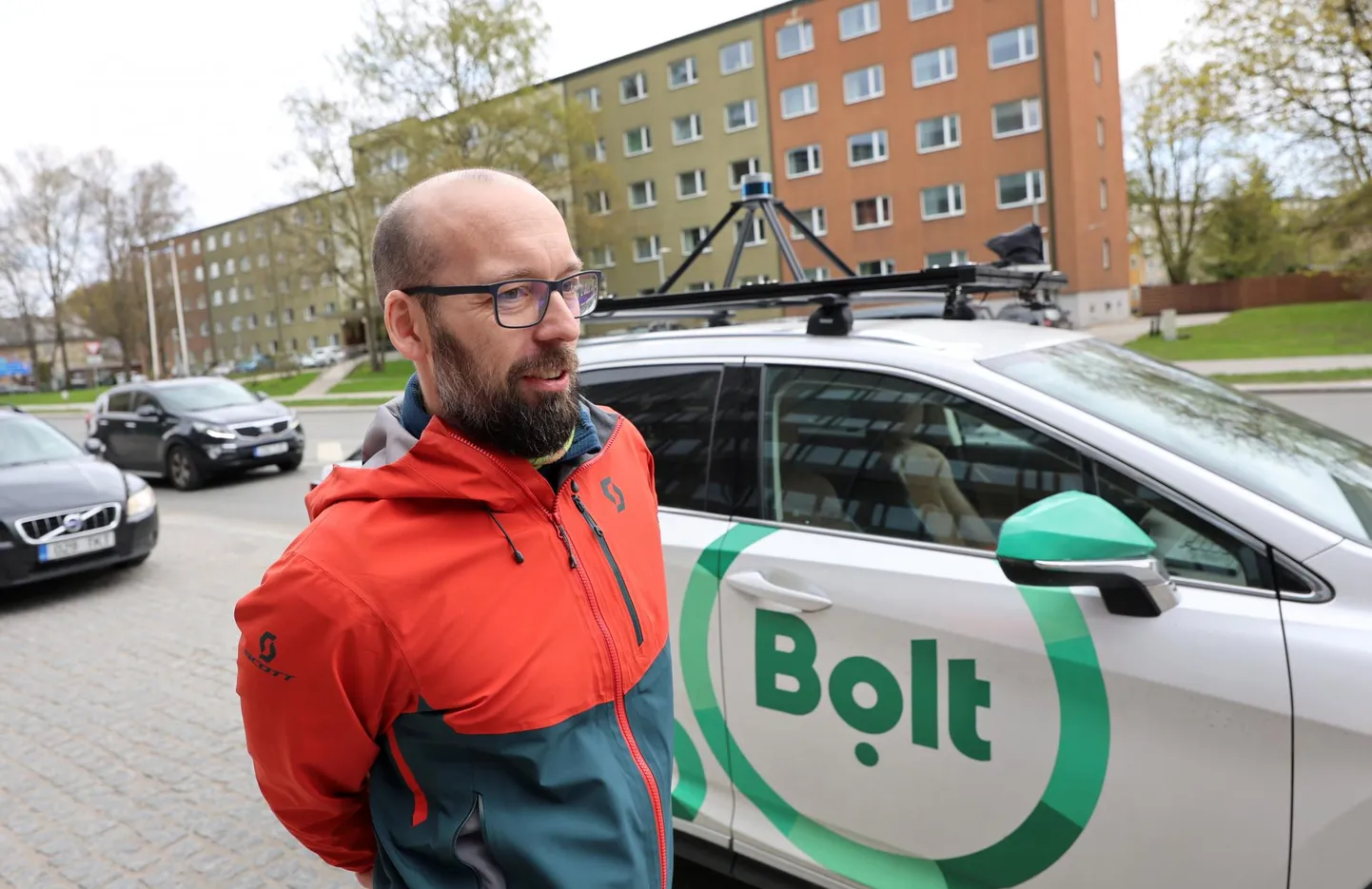 Ülikooli arvutiteaduse instituudi programmeerija Edgar Sepp kinnitab, et nende arendatav isejuhtiv auto saab järjest paremini liikluses iseseisvalt hakkama, kuid inimeseta see päris ohutult veel sõita ei saa.