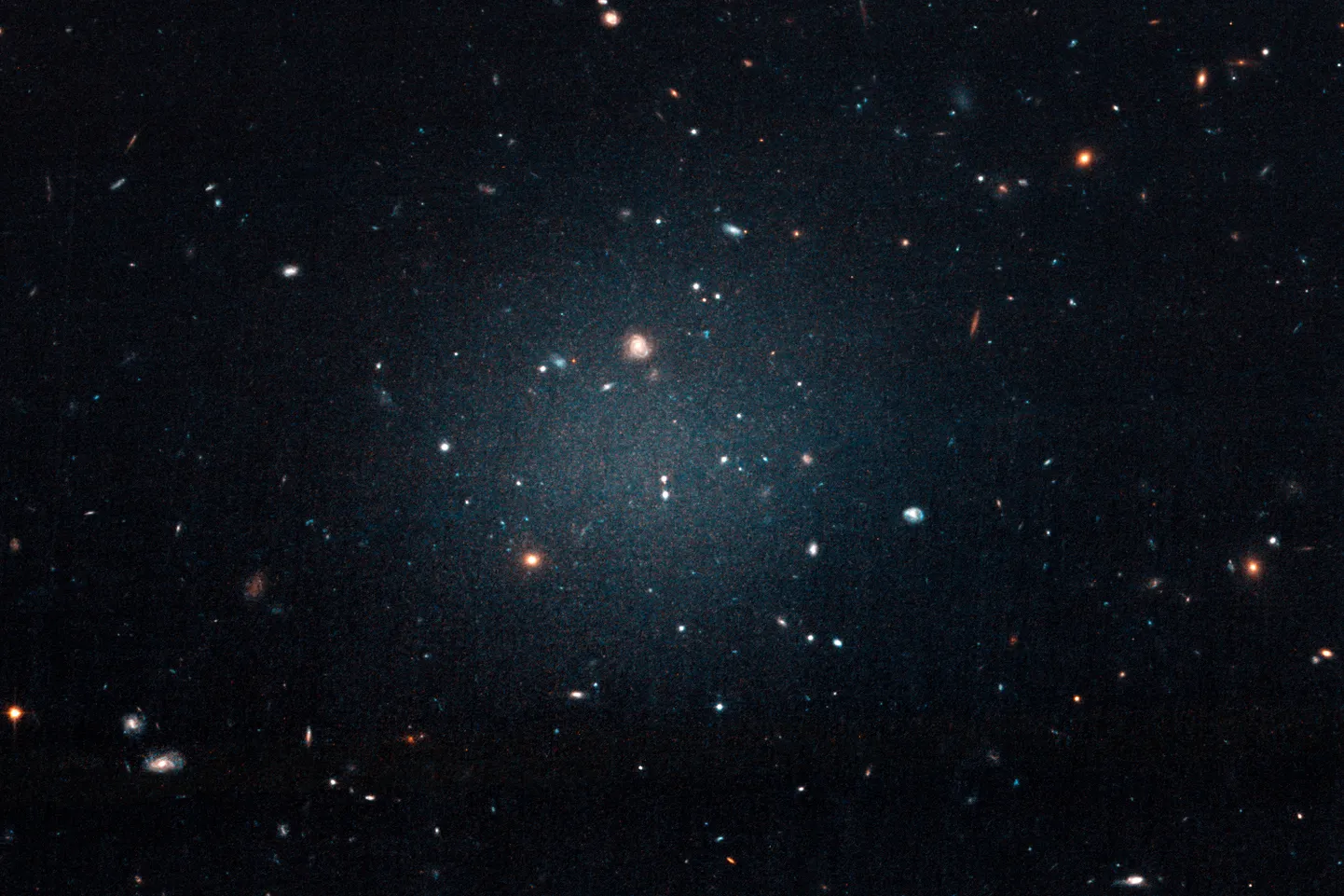 NGC-1052-DF2 on ebatavaliselt hõre galaktika, mis ei sisalda vaadeldavaid jälgi tumeainest
