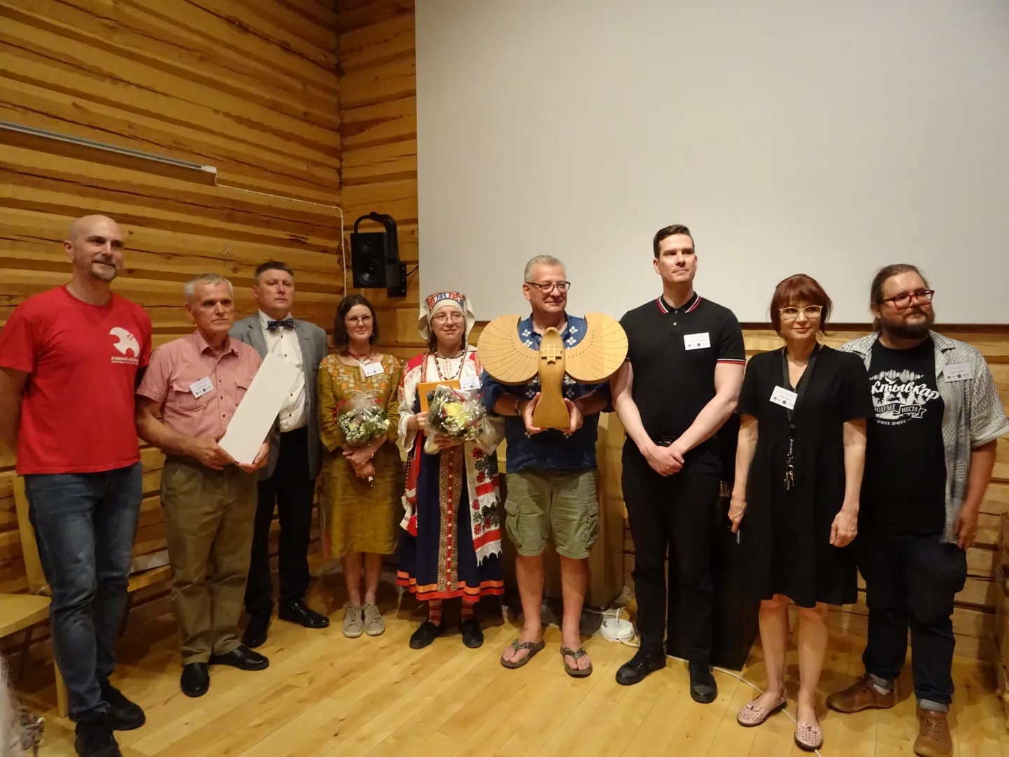 Narva ja Nižõni delegatsioonid, seminari/konkursi korraldajad. Narva delegatsiooni esindasid Jekaterina Kuznetsova (vasakult 5.) ja Pavel Ivlev (vasakult 6.), kes hoiab käes kultuuripealinnade sümbolit – tsirku, mis järgmisel aastal viiakse Kuhmost Narva.