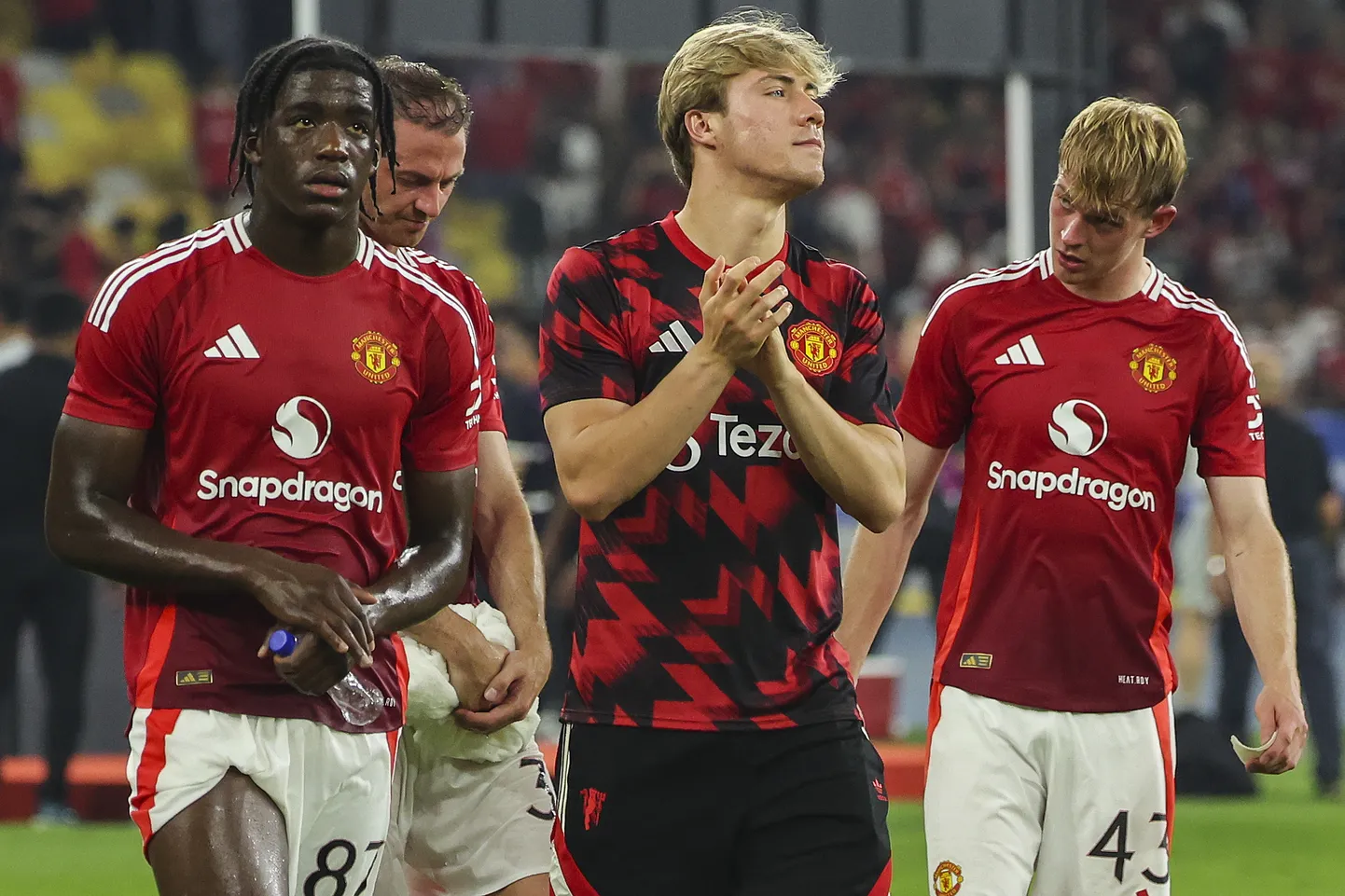Manchester Unitedi mängijad Kuala Lumpuris pärast ASEAN All-Stars meeskonnale kaotamist publiku vilekoori kuulamas.